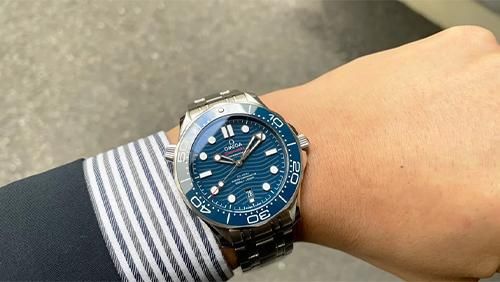 【オメガ】シーマスター ダイバー300M｜青文字盤とブルーベゼルはまるでディープブルーのラグーン