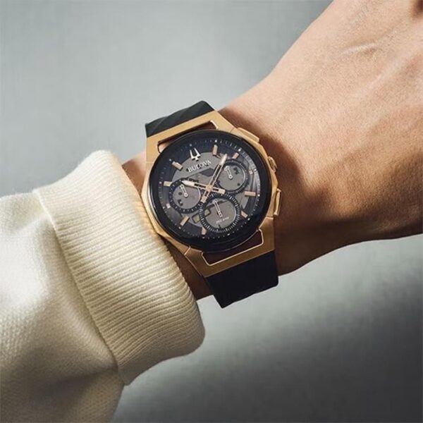 98A185 BULOVA ブローバ カーブ 44mm