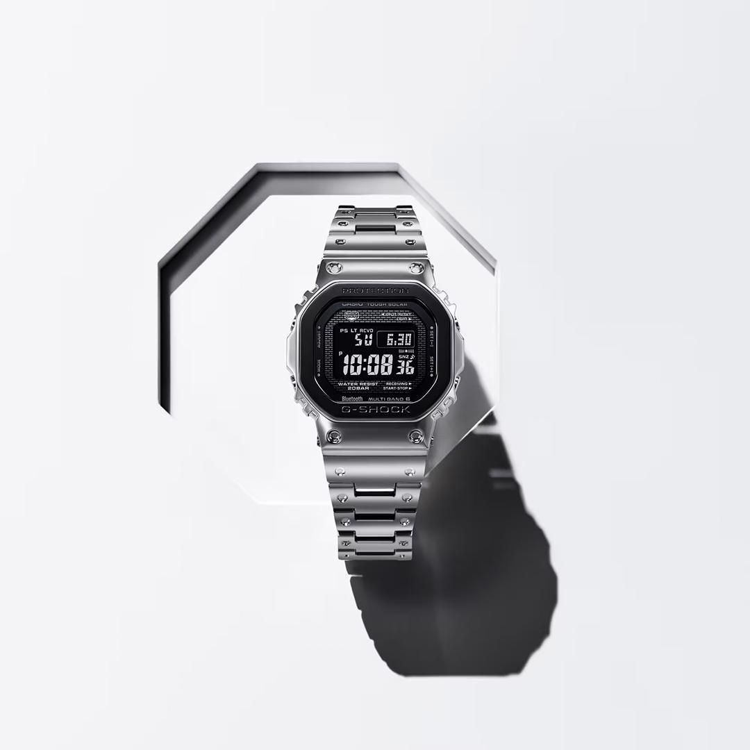 CASIO G-SHOCK GMW-B5000BT-1JF 八角形の台に置かれた本モデル